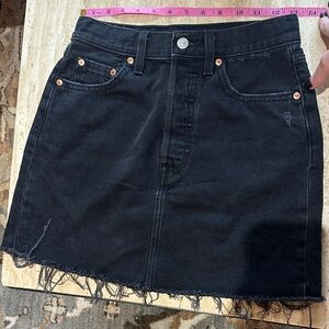 Levi’s rib cage black denim Skirt size 26